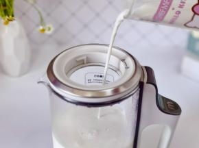 纯牛奶倒养生壶中。