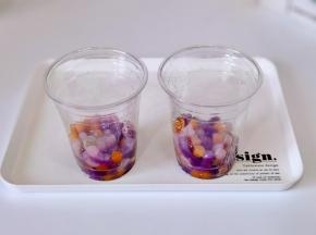 煮熟的芋圆倒入杯中。