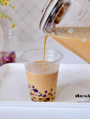 取出茶篮，奶茶倒入杯中即可。