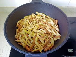 加入鲜笋翻炒均匀。