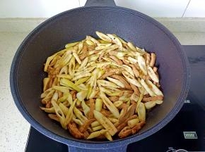 加入鲜笋翻炒均匀。