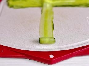 从一端卷到另一端。