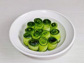 全部卷好摆入盘中。