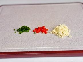 准备葱花，辣椒段，蒜末。