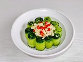 葱花、辣椒、蒜末放在黄瓜卷的中间。