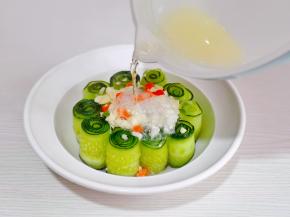 淋上热油，激发出香味。