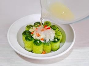 淋上热油，激发出香味。