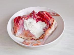 乳鸽清洗干净加一把面粉搓揉3分钟。