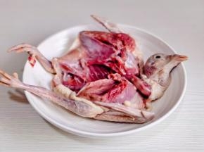 再用清水冲洗干净，擦干水分。