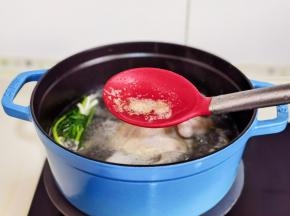 撇出浮沫，盖上盖子熬15分钟。