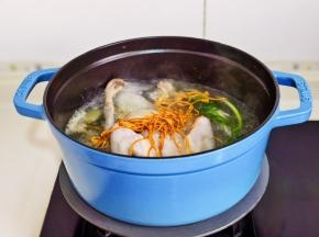 加入虫草花，再熬25分钟。