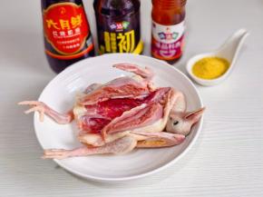 准备食材，乳鸽清洗干净。