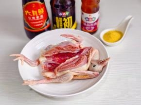 准备食材，乳鸽清洗干净。
