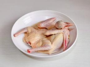 擦干水分装盘。