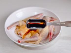 加入半勺红烧酱油。