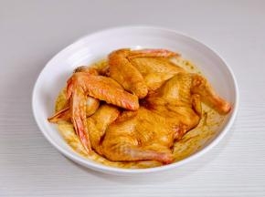 充分按摩均匀，盖上保鲜膜腌制一夜。