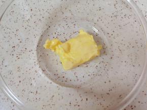 黄油室温软化成膏状。