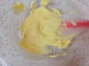 用硅胶刮铲按压搅拌均匀。