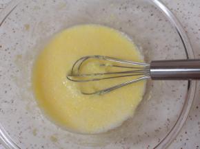 分三次加入蛋清，每一次加入都必须搅拌均匀以后，再进行下一次加入（分次加入蛋清可避免水油分离）。