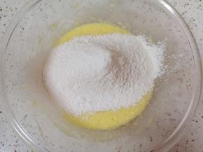 筛入低筋面粉。