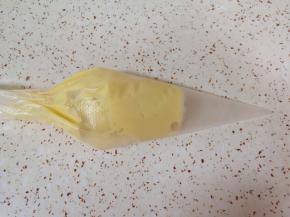 装入裱花袋。烤箱上下管175度预热。