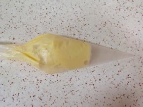 装入裱花袋。烤箱上下管175度预热。