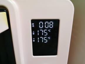 送入预热好的烤箱，上下管175度烤8分钟左右。