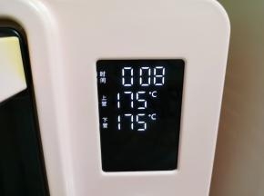 送入预热好的烤箱，上下管175度烤8分钟左右。