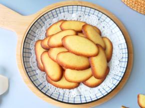 饼干边缘呈金黄色即可。