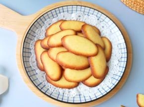 饼干边缘呈金黄色即可。