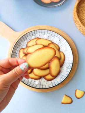 饼干的形状像不像猫舌头呢！