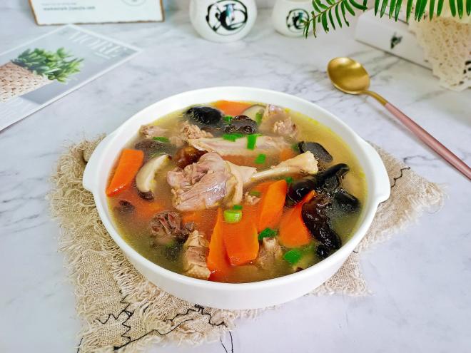 胡萝卜香菇老鸭汤
