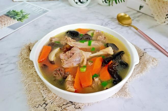胡萝卜香菇老鸭汤