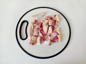 把鸭毛拔干净后切小块。