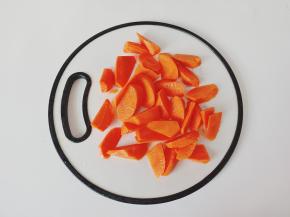 胡萝卜削皮，切成滚刀块。