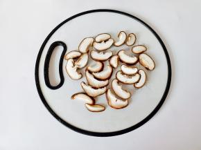 香菇里外清洗干净切厚片。