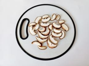 香菇里外清洗干净切厚片。