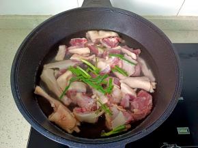 鸭肉冷水下锅，放葱段，姜片。