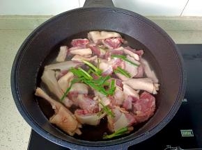 鸭肉冷水下锅，放葱段，姜片。