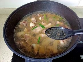 开大火焯水两分钟，撇去浮沫。