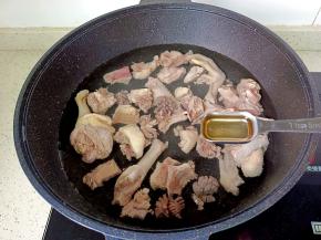焯过水的鸭肉清洗干净，重新放入锅里加料酒一勺。