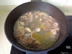 开大火炖煮半小时。