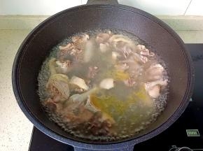 开大火炖煮半小时。