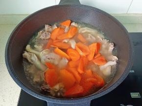 加入胡萝卜块。