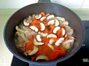 加香菇片继续炖15分钟。