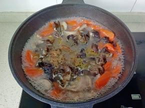 最后放入黑木耳炖五分钟。