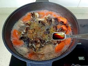 加一勺生抽，一勺盐调味。