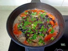 出锅前撒蒜苗即可。