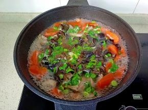 出锅前撒蒜苗即可。