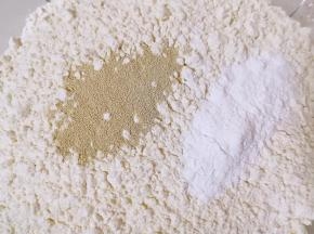 面粉中加入发酵粉和泡打粉混合均匀。 